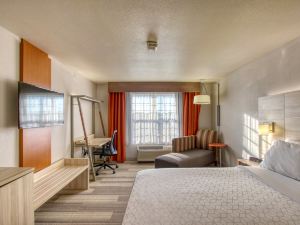 Holiday Inn Express & Suites Milwaukee Airport