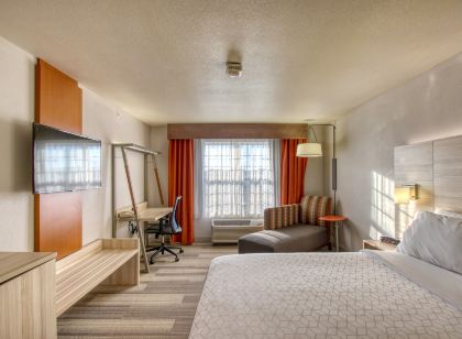 Holiday Inn Express & Suites Milwaukee Airport