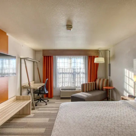 Holiday Inn Express & Suites MILWAUKEE AIRPORT by IHG