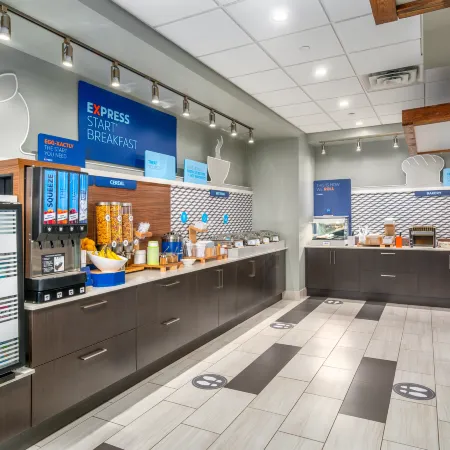 Holiday Inn Express & Suites BRANDON by IHG