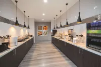La Quinta Inn & Suites by Wyndham Opelika Auburn - breakfast