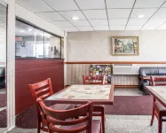 Rodeway Inn - parking