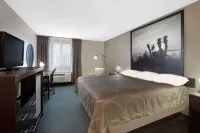 Super 8 by Wyndham Victoria/North/Mall Area