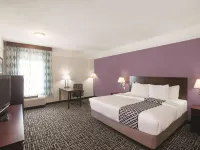 La Quinta Inn & Suites by Wyndham Mansfield TX Hotels in Mansfield