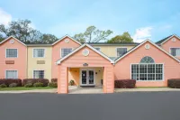 Super 8 by Wyndham Pensacola Hotels near Five Flags Speedway