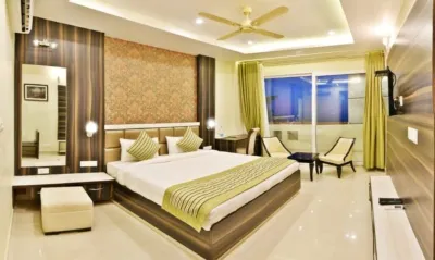 Hotel Opulence Hôtels à proximité de : Shani Dev Mandir