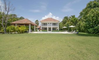 Colorful Golf-Front Villa with Private Pool in Exclusive Beach Resort