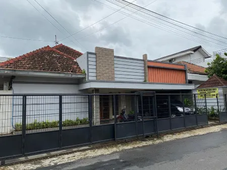 Jatiwinangun Homestay Near Gor Satria Purwoketo Mitra RedDoorz