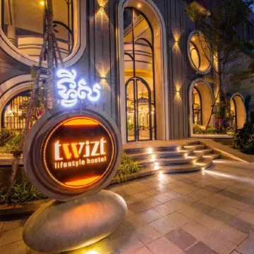 The Twizt - Lifestyle Hostel & Hotel Отели рядом с достопримечательностью «Пном Бакхенг»