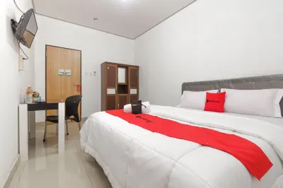 RedDoorz Syariah Near Rsu Suaka Insan Banjarmasin Hotels in Alalak