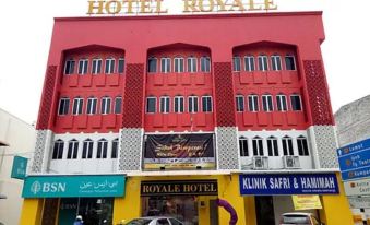 "a red and white building with the words "" hotel royale "" written on it , surrounded by cars parked in front of it" at Royale Hotel Batu Gajah
