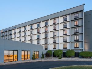 Comfort Inn & Suites Buffalo Airport