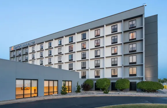 布法羅機場舒適套房酒店