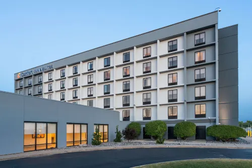 Comfort Inn & Suites Buffalo Airport Отели в г. Чиктовага