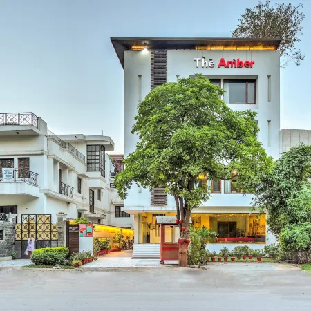Amber Inn by Orion Hotels Отели рядом с достопримечательностью «Храм Лотоса»