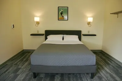 The Marquette Hotel فنادق في Monona