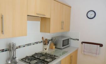 3-Bed House with Superfast Wi-fi, DW Lettings 15vr