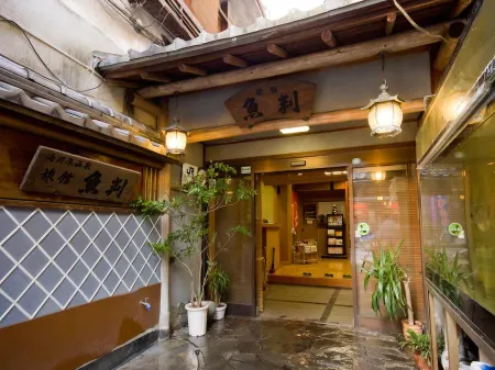 Yugawara Onsen Ryokan Uohan Отели рядом с достопримечательностью «Nishimura Kyotaro Memorial»