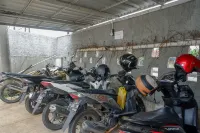 RedDoorz Near Stasiun Batang - parking