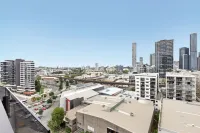 South Brisbane 2 Bedrooms Apartment with Free Parking by KozyGuru Hotel di Milton