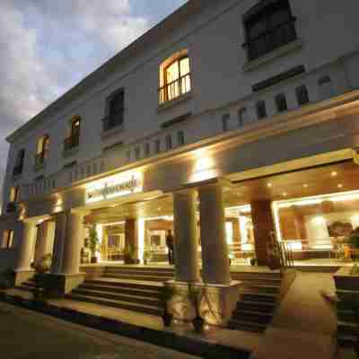 The Promenade Hotel Exterior