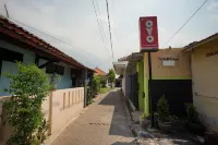 OYO 2492 Nindy Homestay Hotels in Kademangan