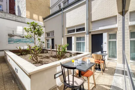 Appart'City Confort Paris Clichy - Mairie Отели рядом с достопримечательностью «Jardin des Mille Roses de l’Hôpital Corentin Celton»