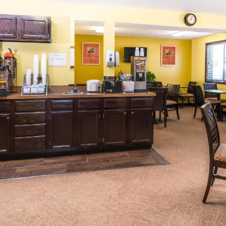 Super 8 by Wyndham Lincoln West