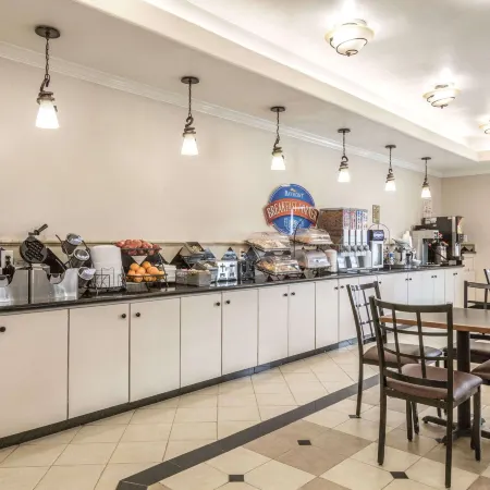 Baymont by Wyndham Galveston Отели рядом с достопримечательностью «Парк Муди Гарденс Аттракшенс Тем»