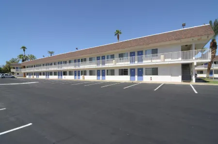 Motel 6 Indio, CA - Palm Springs Отели в г. Индио