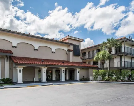 Quality Inn & Suites by the Parks Hotel di 