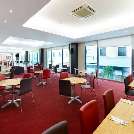 Travelodge Milton Keynes the Hub Hotel Отели рядом с достопримечательностью «Железнодорожный вокзал Блетчли»