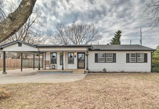 Chic Bentonville Abode Close to Bike Trails! - Housity