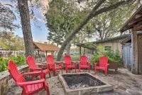 4-Season Boathouse, Hot Tub! Guadalupe River Oasis - parking