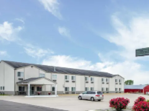 Super 8 by Wyndham Sweet Springs Hotels in Saline County