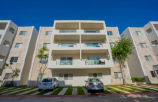 Luxury Apartment with Poll