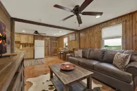 Ohana Ranch Cabin - 12 Minutes to Historic Main St Các khách sạn ở Stonewall