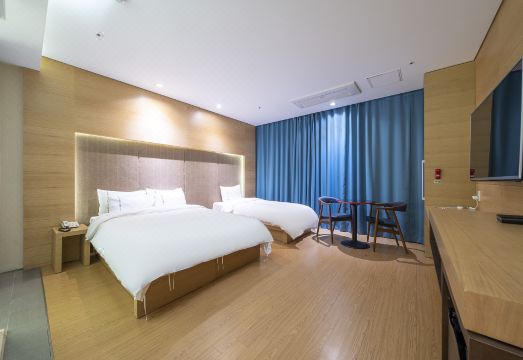 비지니스 디자인 호텔 루브의 침실 전경 이미지