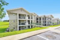 The Rockford Escape - Holiday Hills Branson - Golf Resort - Outdoor Pools