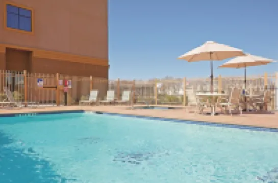 La Quinta Inn & Suites by Wyndham Pasadena North