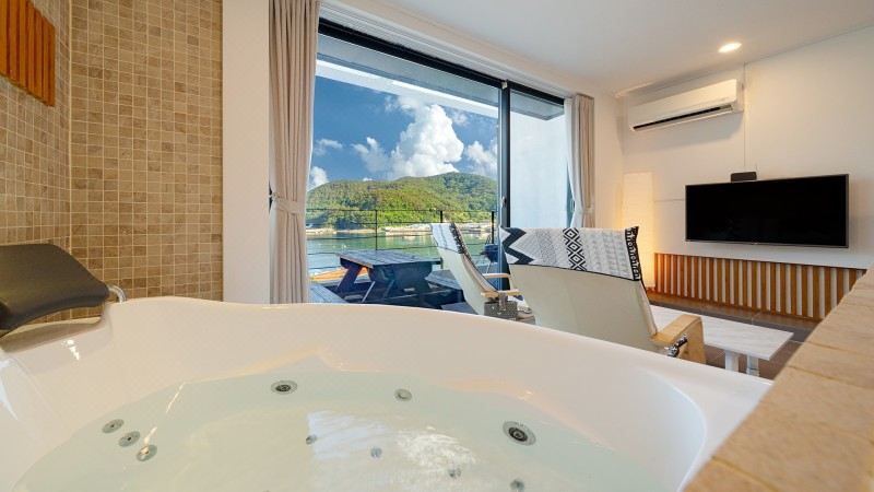 통영 앤까사펜션의 모던한 객실 이미지