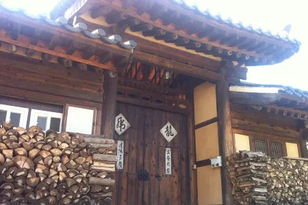 Andong Gudamjeongsagotaek Отели рядом с достопримечательностью «Byeongsanseowon Confucian Academy»