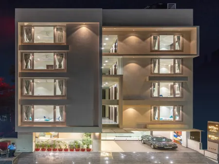 Hotel Devgiri Отели рядом с достопримечательностью «Matang Play Ground»