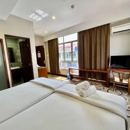 Fan Holiday Hotel Отели рядом с достопримечательностью «Колледж TAR»