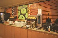 La Quinta Inn & Suites by Wyndham El Paso East - breakfast