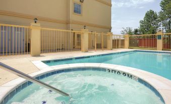La Quinta Inn & Suites by Wyndham Cleburne