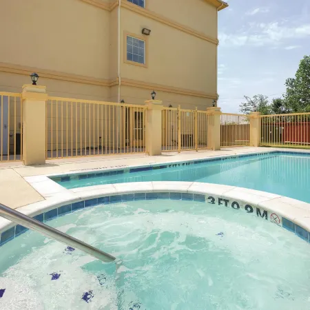 La Quinta Inn & Suites by Wyndham Cleburne