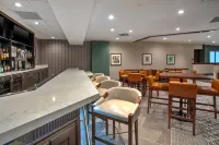 DoubleTree by Hilton Lansing - bar