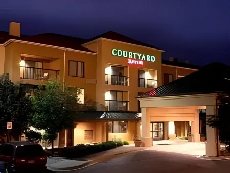 Courtyard Flint Grand Blanc Отели рядом с достопримечательностью «Phi Delta Theta Fraternity»