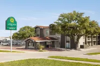 La Quinta Inn by Wyndham San Antonio I-35 N at Toepperwein فنادق في Live Oak